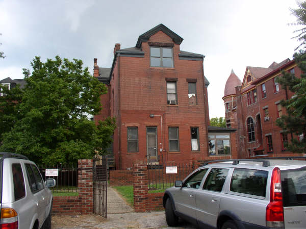 parkingareadirectlybehindhouse.jpg